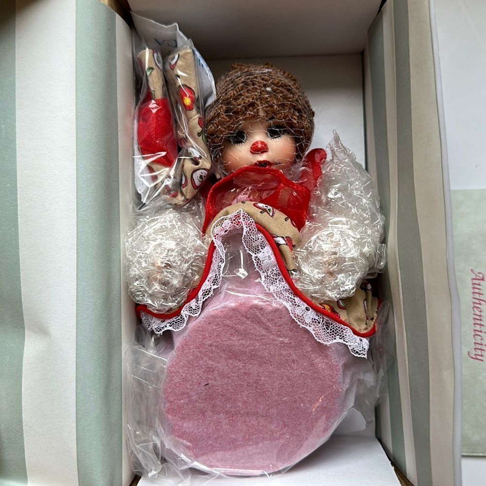 New in box Marie Osmond Apple Spice Rag A Muffin porcelain doll